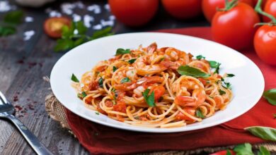 Macarrão ao molho de tomate com camarão- Recipe-CookBook.com