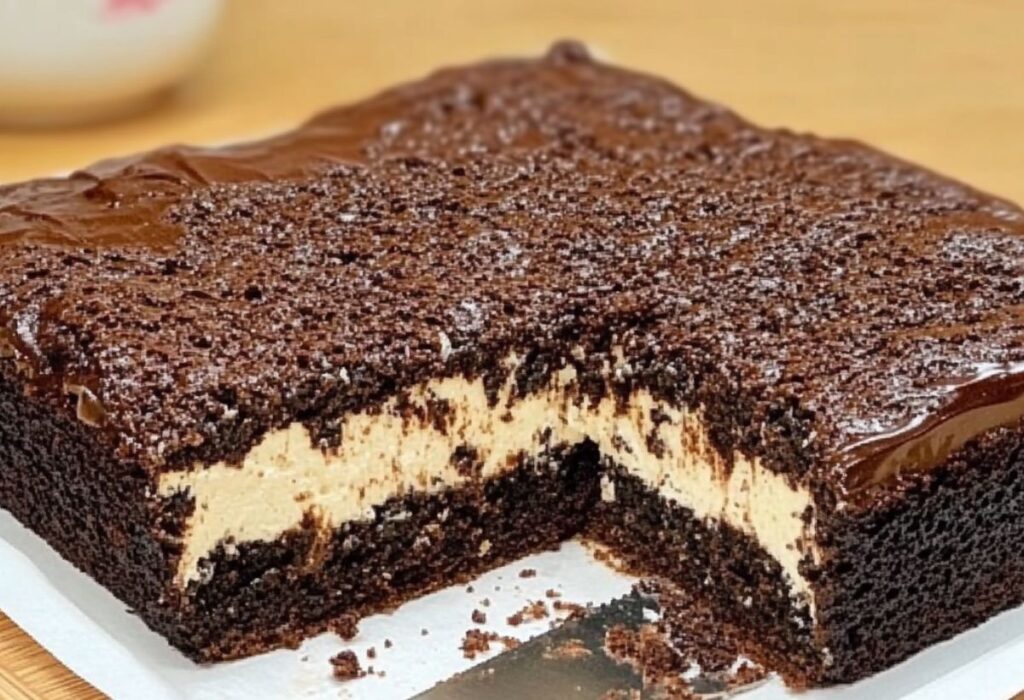 Como fazer Bolo de Chocolate Que Já Sai Recheado do Forno- Recipe-CookBook.com