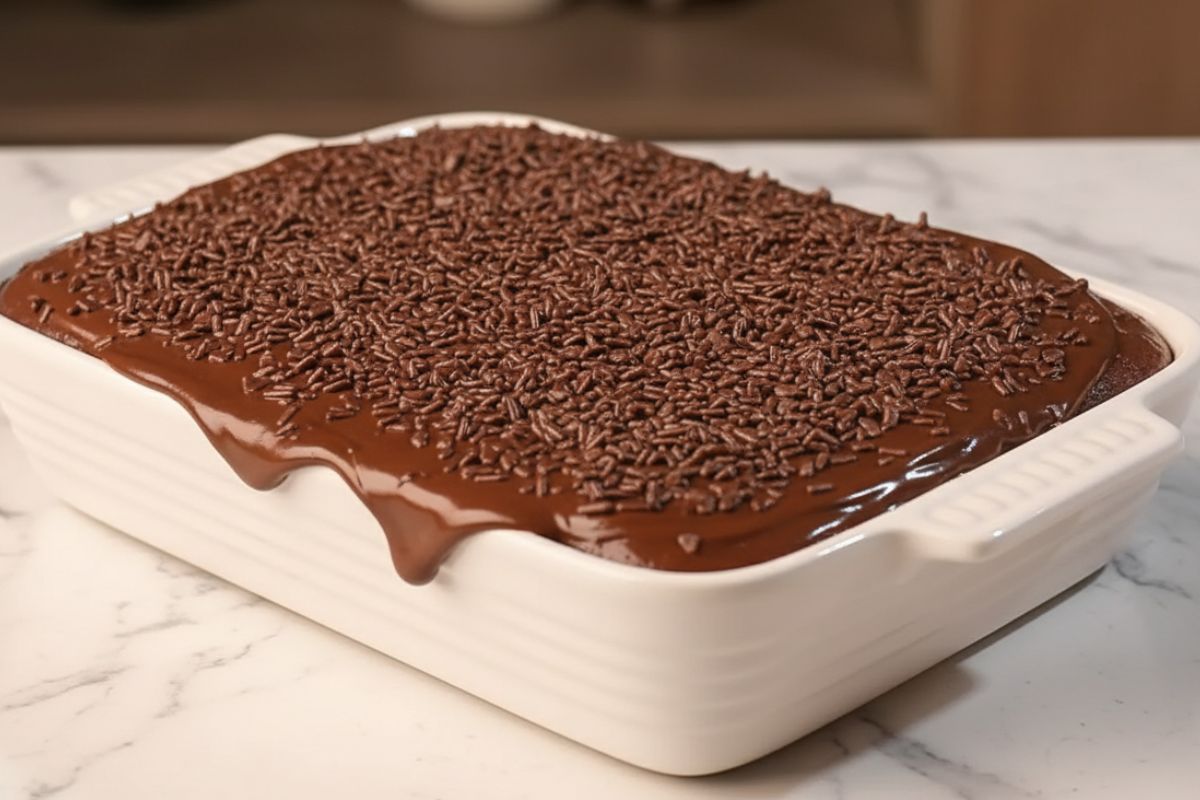 Bolo de Chocolate Molhadinho na Travessa_recipe-cookbook.com